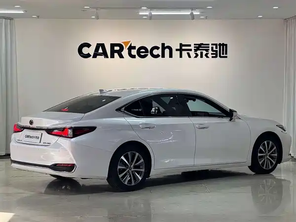 Lexus ES 2020