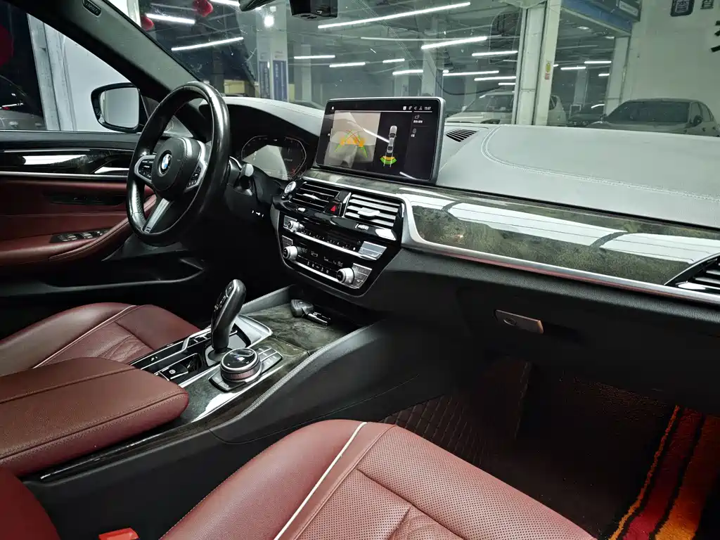 BMW 5 Series 2021 — фото 10