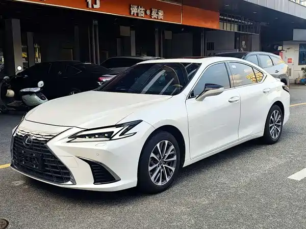 Lexus ES 2025