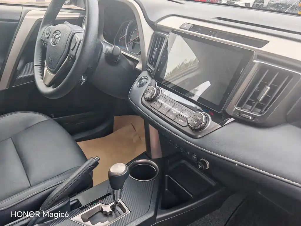 Toyota RAV4 2016 — фото 10