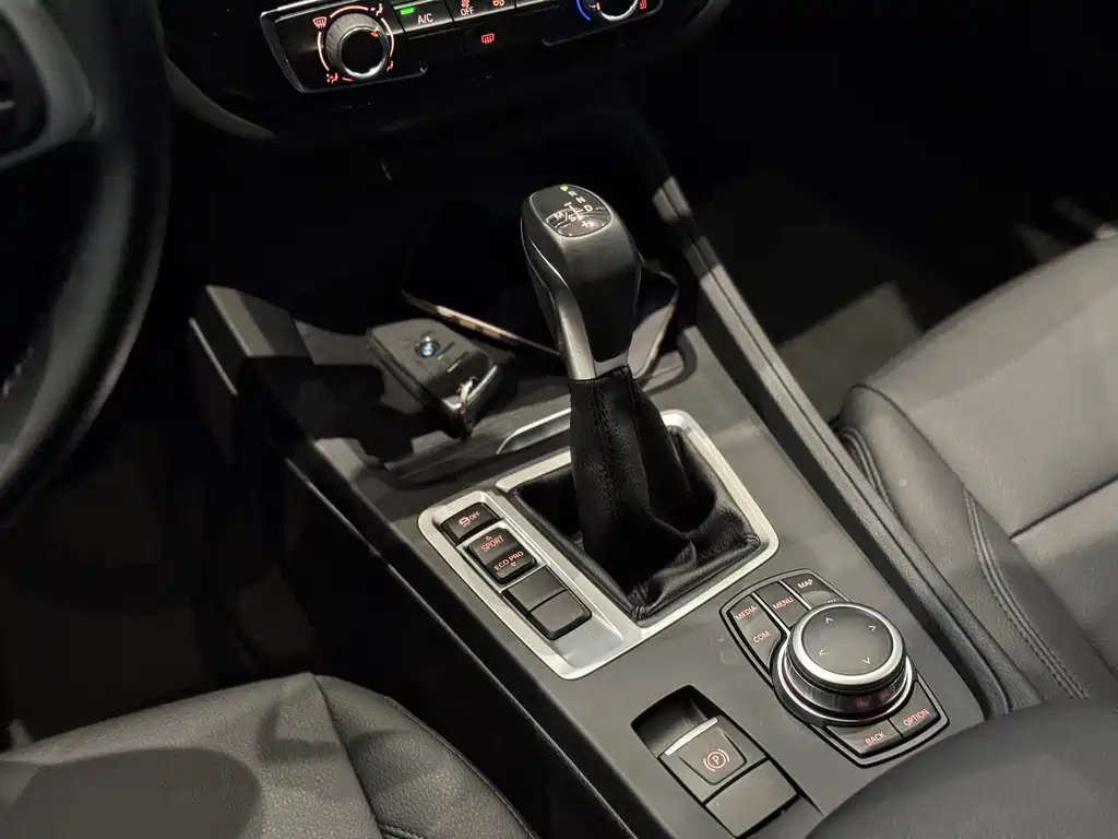 BMW 1 Series 2019 — фото 16