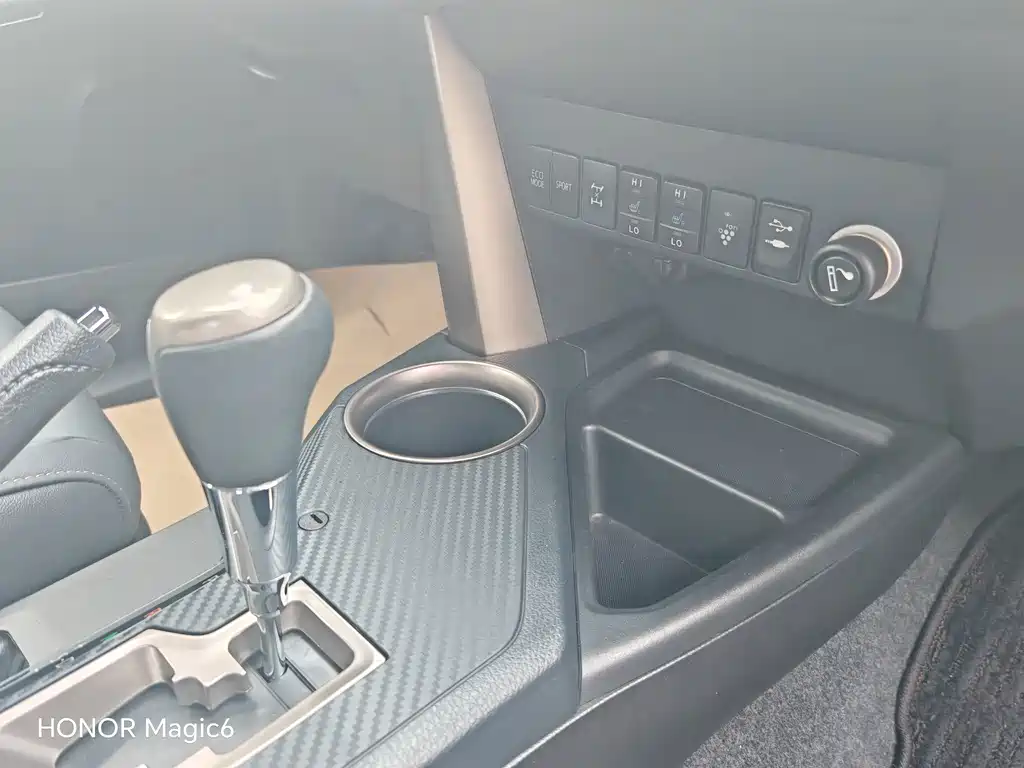 Toyota RAV4 2016 — фото 14