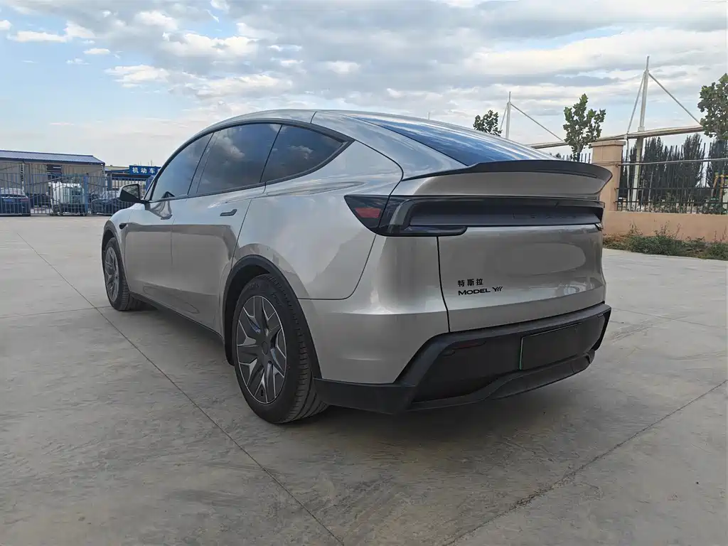 Tesla Model Y L 2026 — фото 7