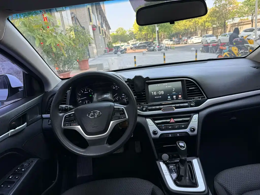 Hyundai Elantra 2018 — фото 7