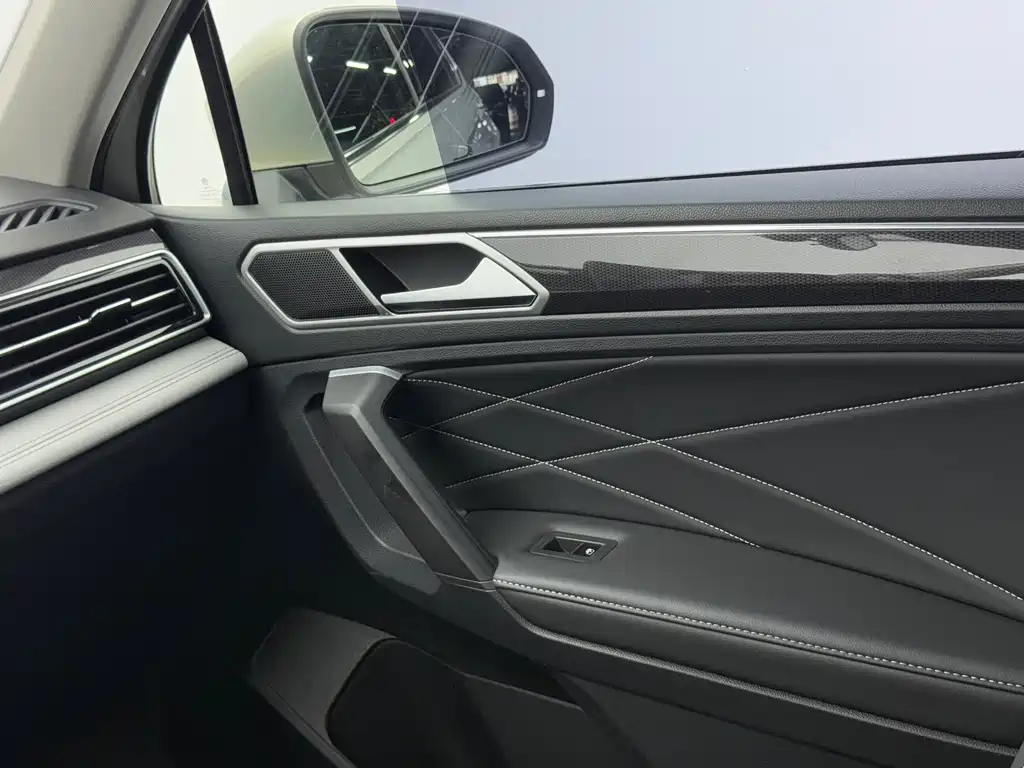 Volkswagen Tiguan L 2023 — фото 10