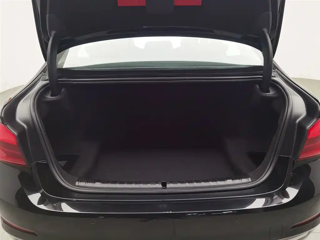 BMW 5 Series 2019 — фото 16