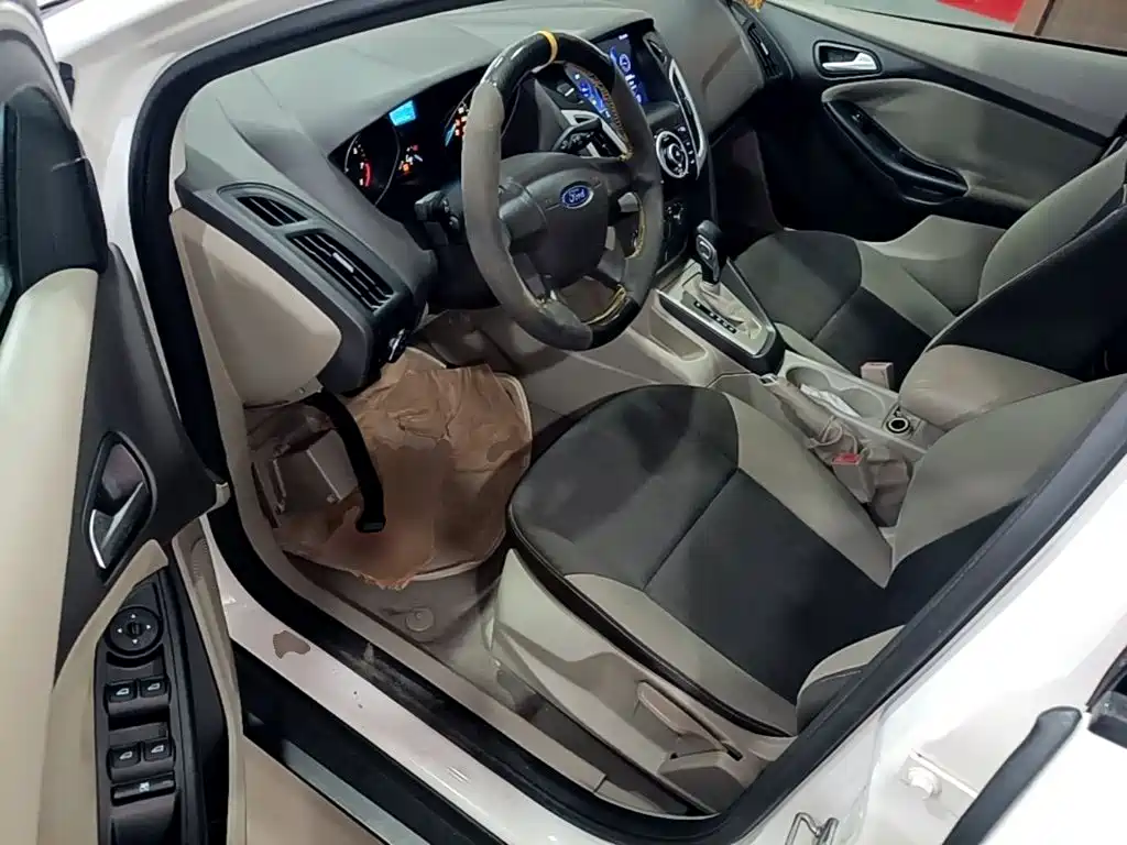 Ford Focus 2015 — фото 16