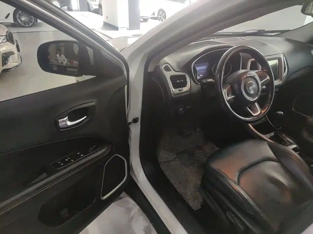 Jeep Compass 2017 — фото 16