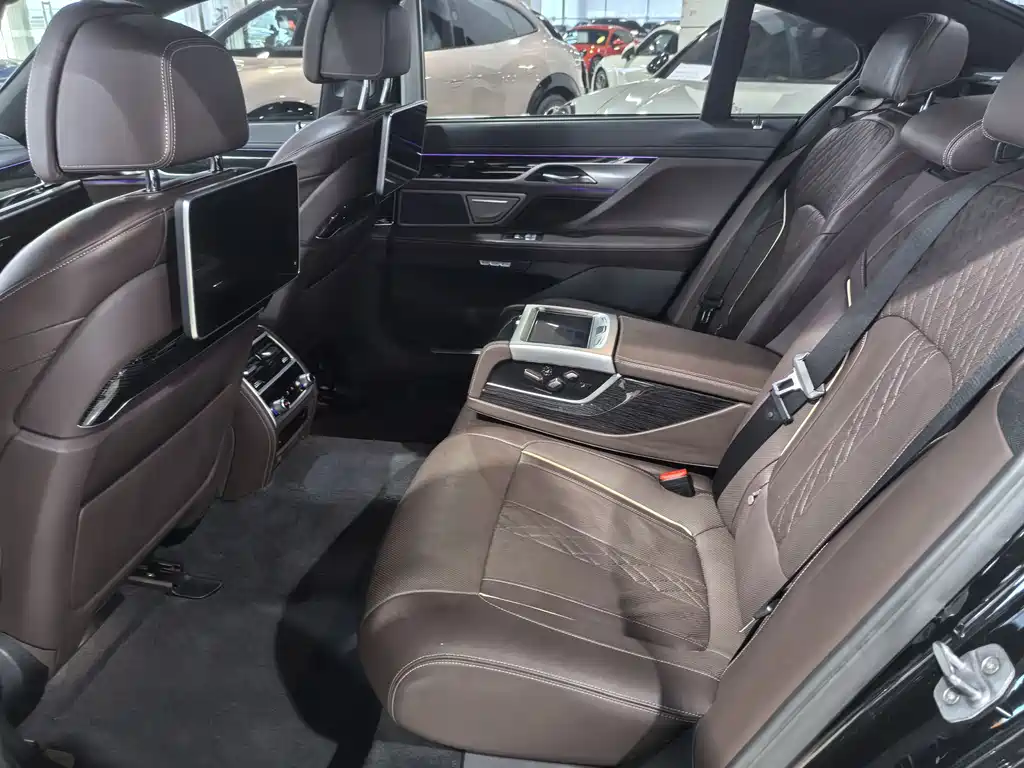 BMW 7 Series 2018 — фото 11