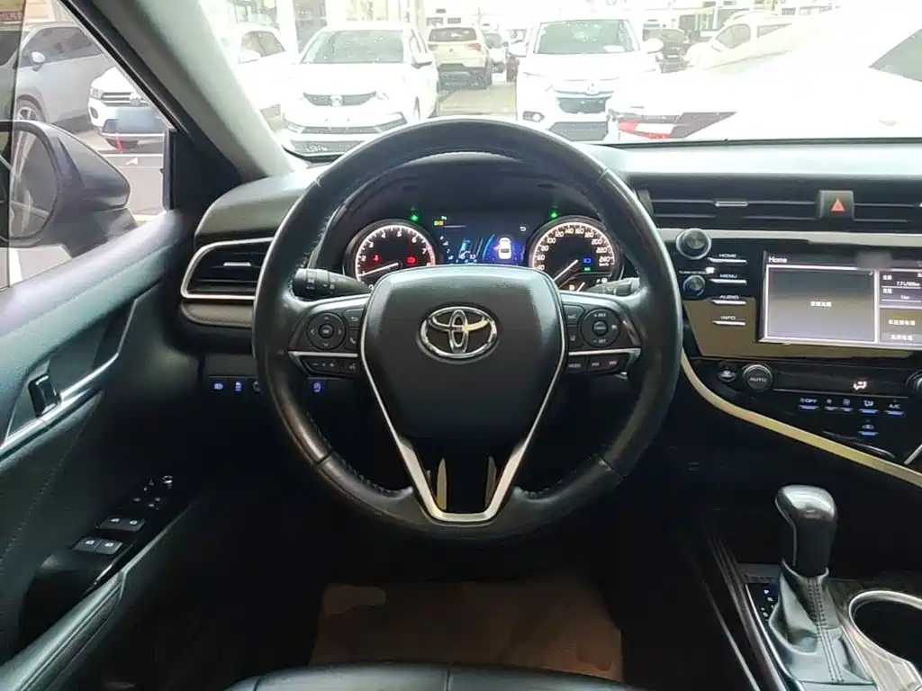 Toyota Camry 2019 — фото 11