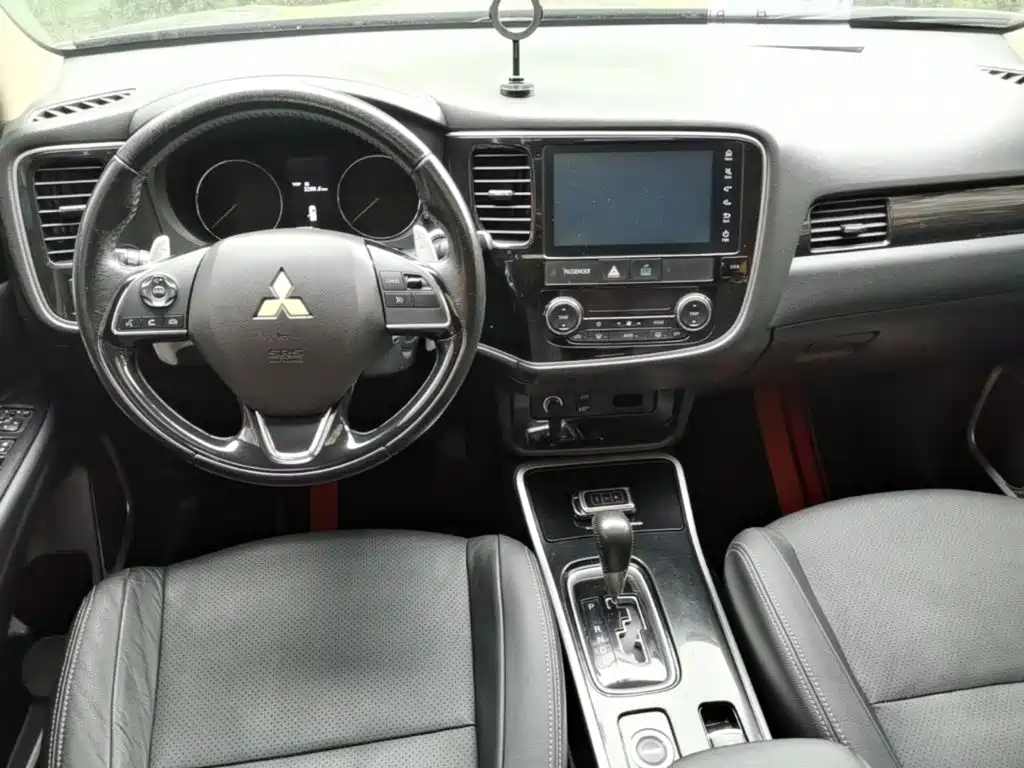 Mitsubishi Outlander 2017 — фото 10
