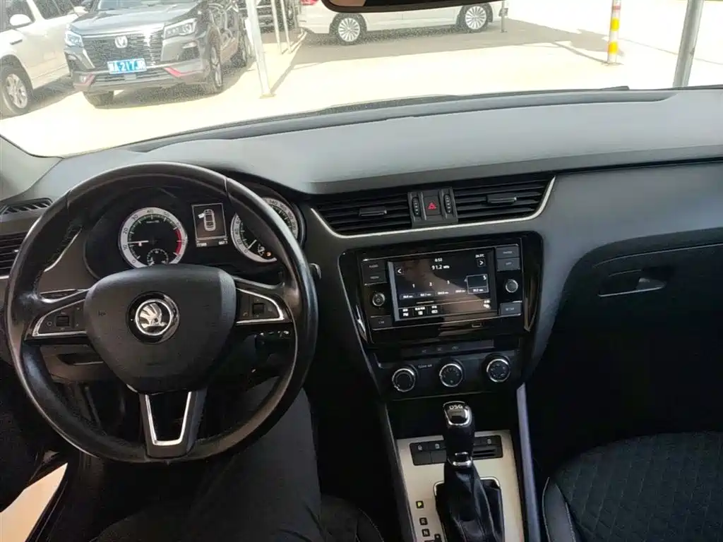 Skoda Octavia 2018 — фото 10