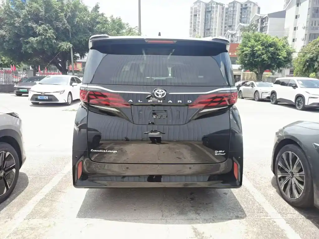 Toyota Alphard — фото 9