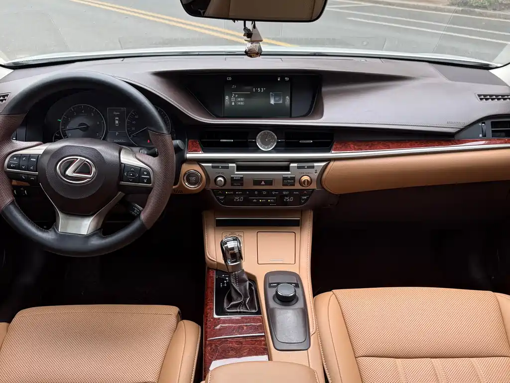 Lexus ES 2017 — фото 17