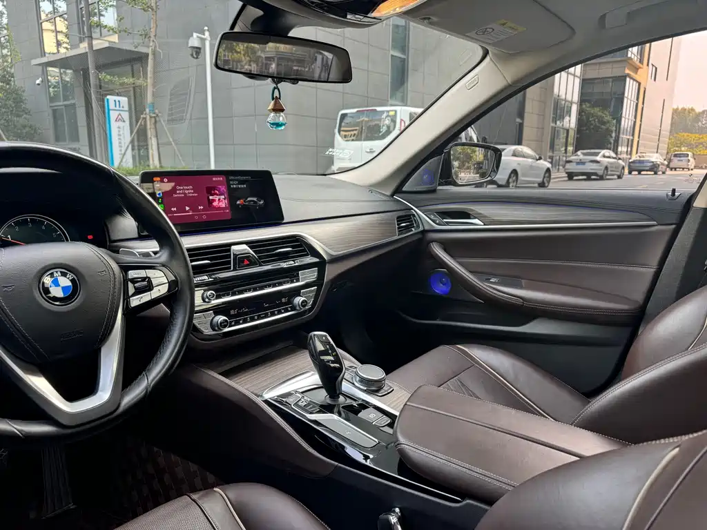 BMW 5 Series 2018 — фото 15
