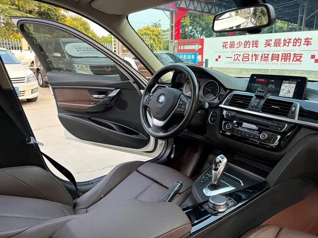 BMW 3 Series 2018 — фото 11