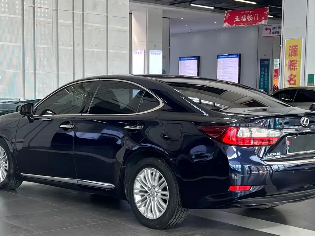 Lexus ES 2018 — фото 9