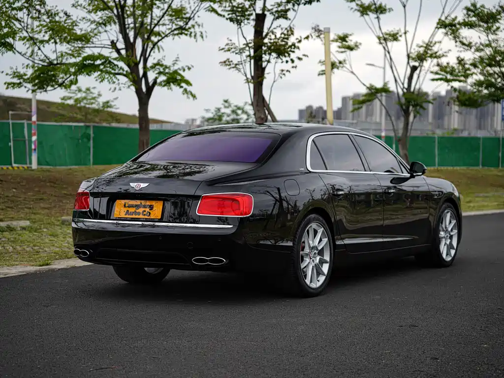 Bentley Flying Spur 2018 — фото 13