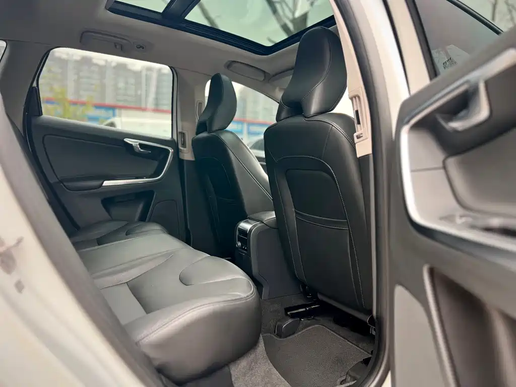 Volvo XC60 2017 — фото 30