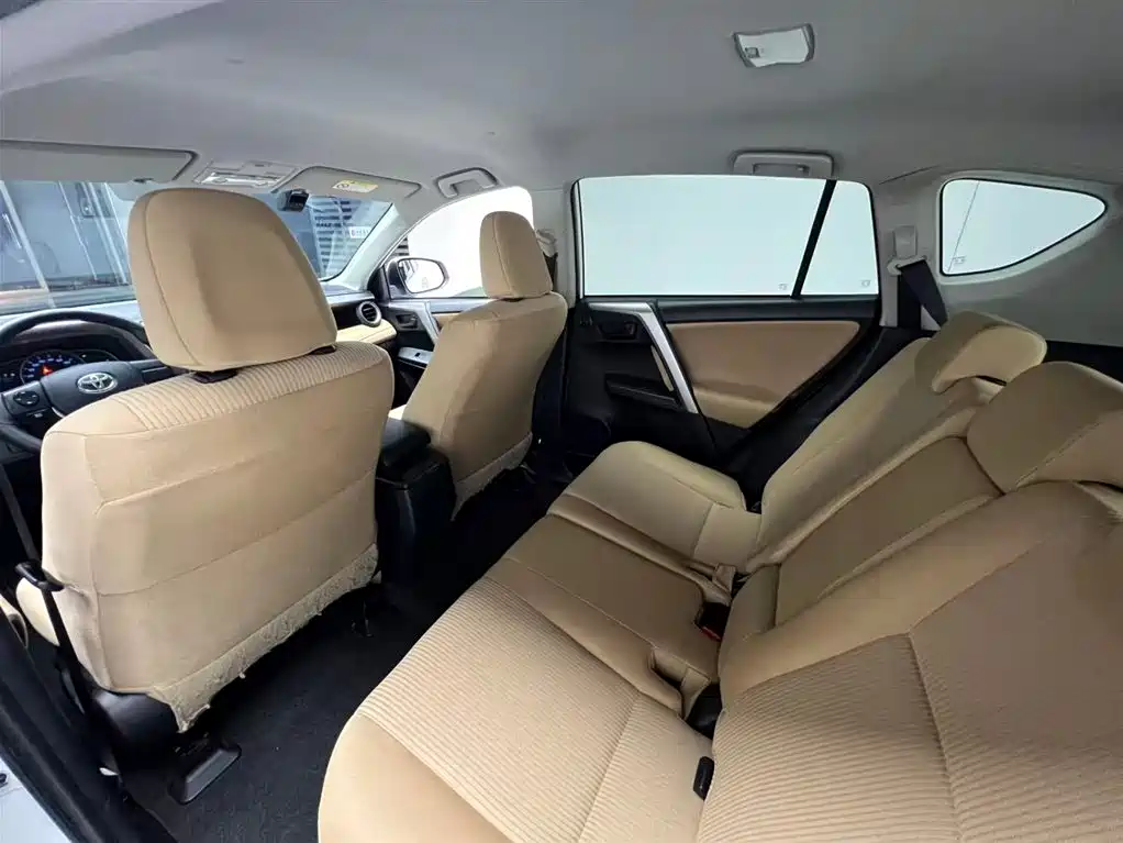 Toyota RAV4 2018 — фото 11