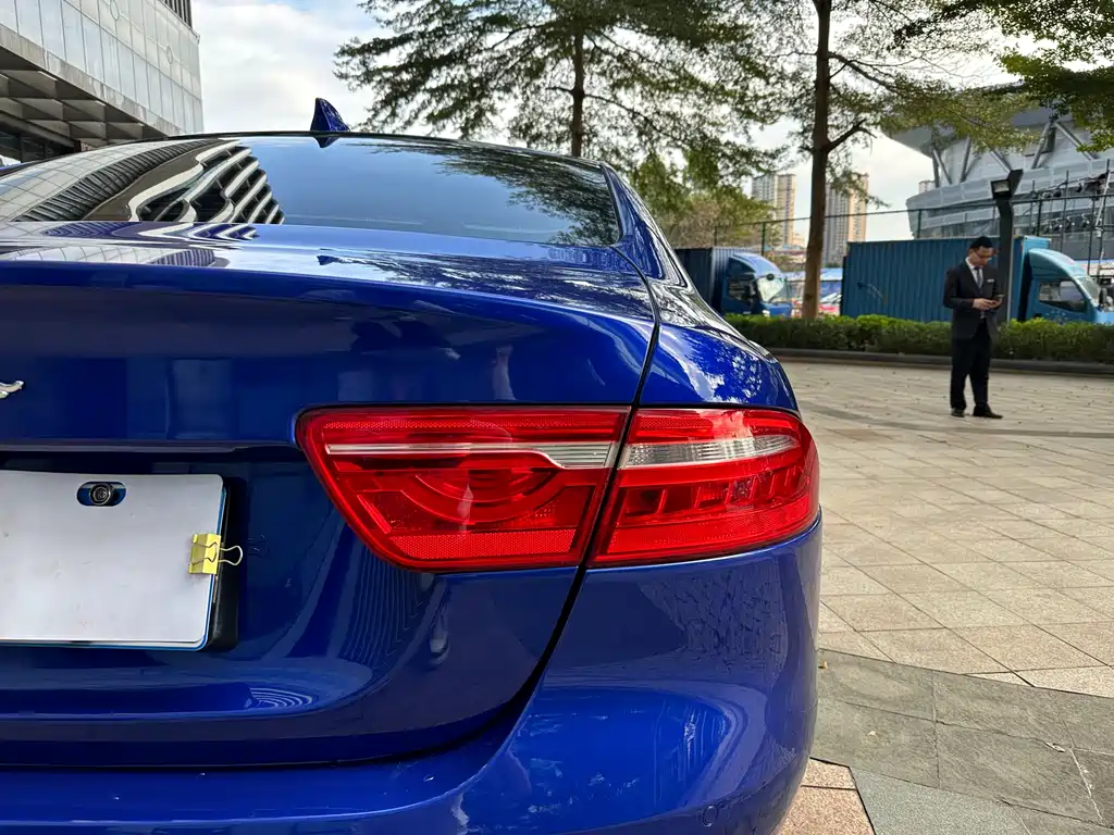 Jaguar XEL 2018 — фото 15