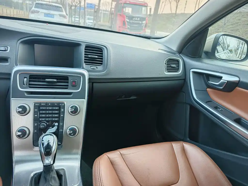 Volvo S60 2015 — фото 10