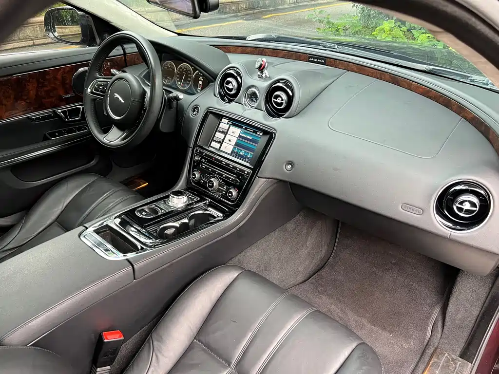 Jaguar XJ 2015 — фото 17