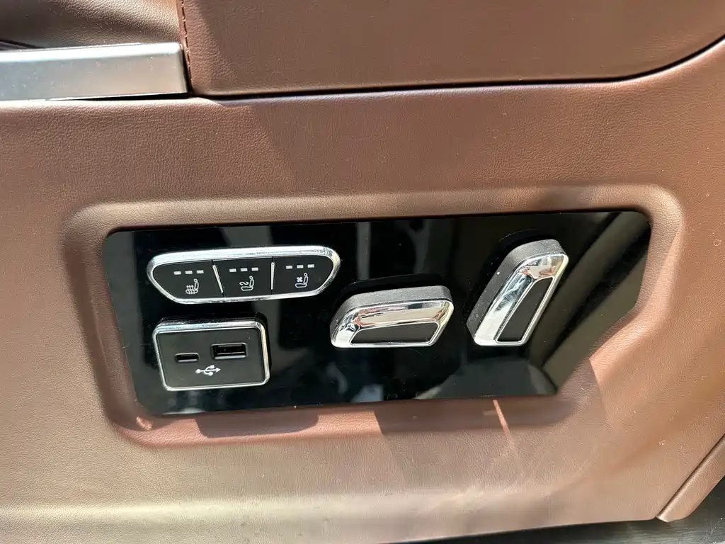 Nissan Quest 2017 — фото 13