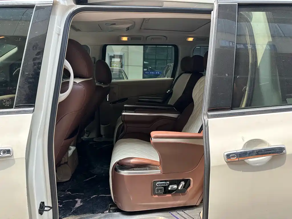 Nissan Quest 2017 — фото 10