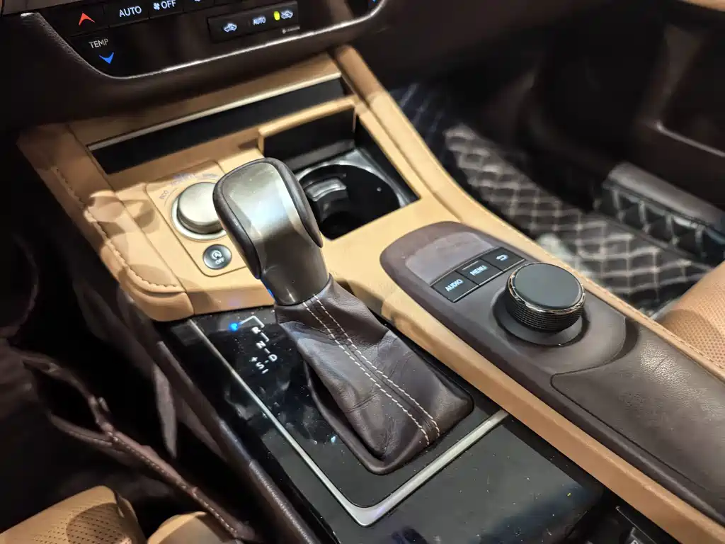 Lexus ES 2017 — фото 12