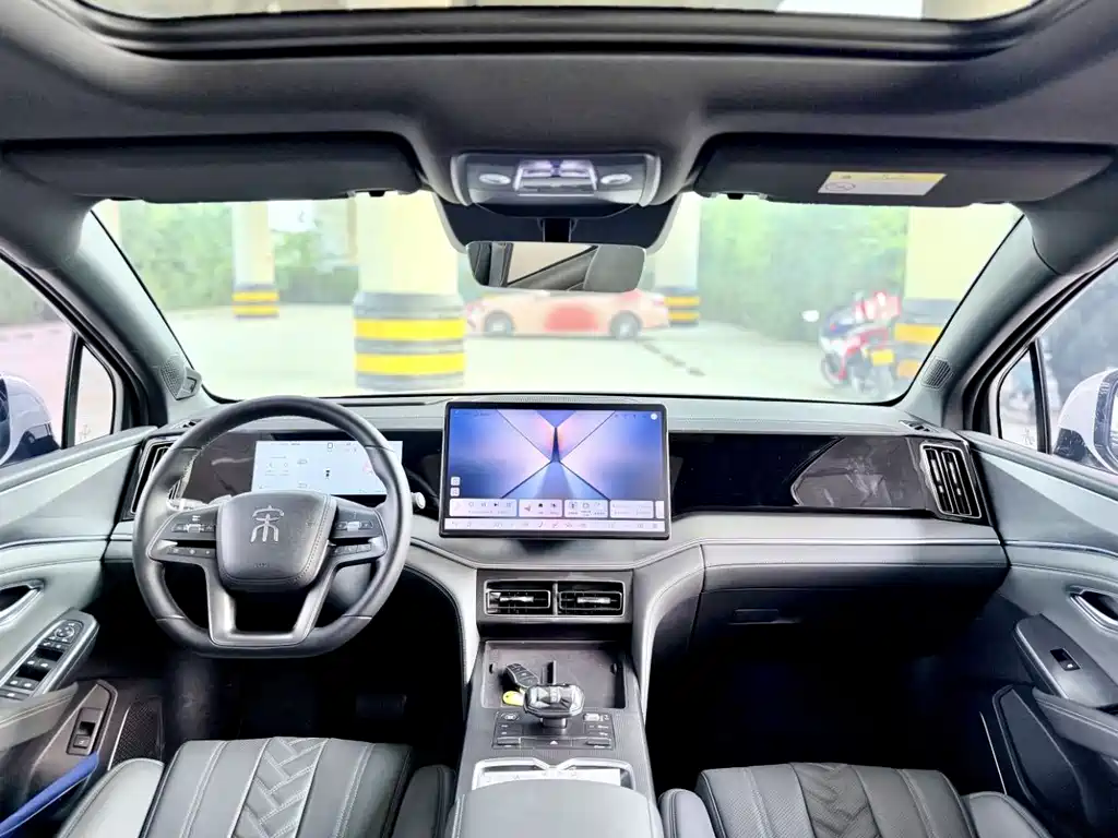 BYD L DM-i 2025 — фото 8