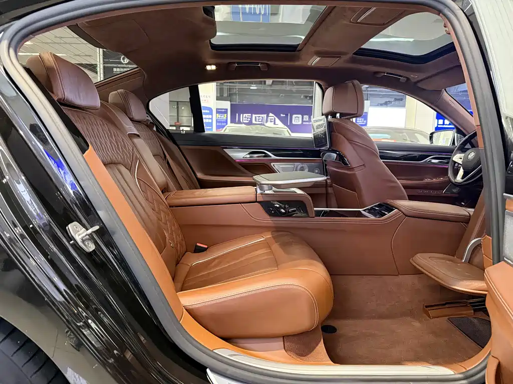 BMW 7 Series 2018 — фото 10