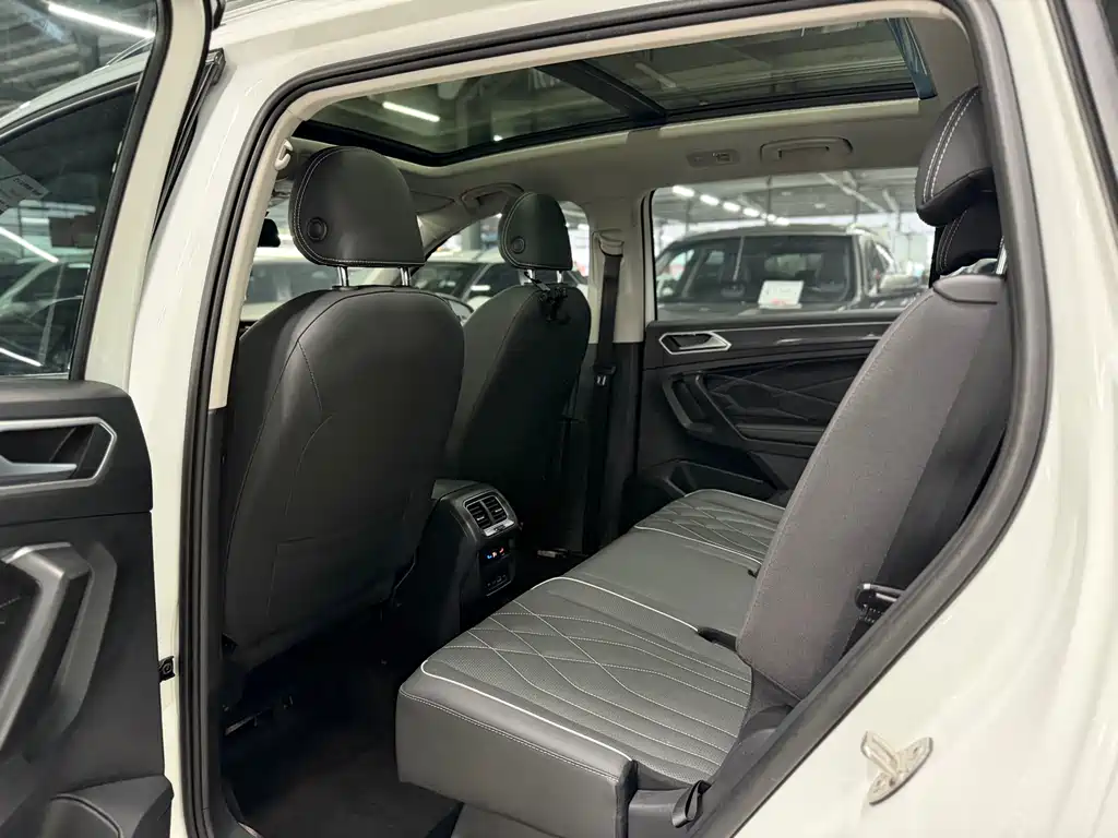 Volkswagen Tiguan L 2023 — фото 8