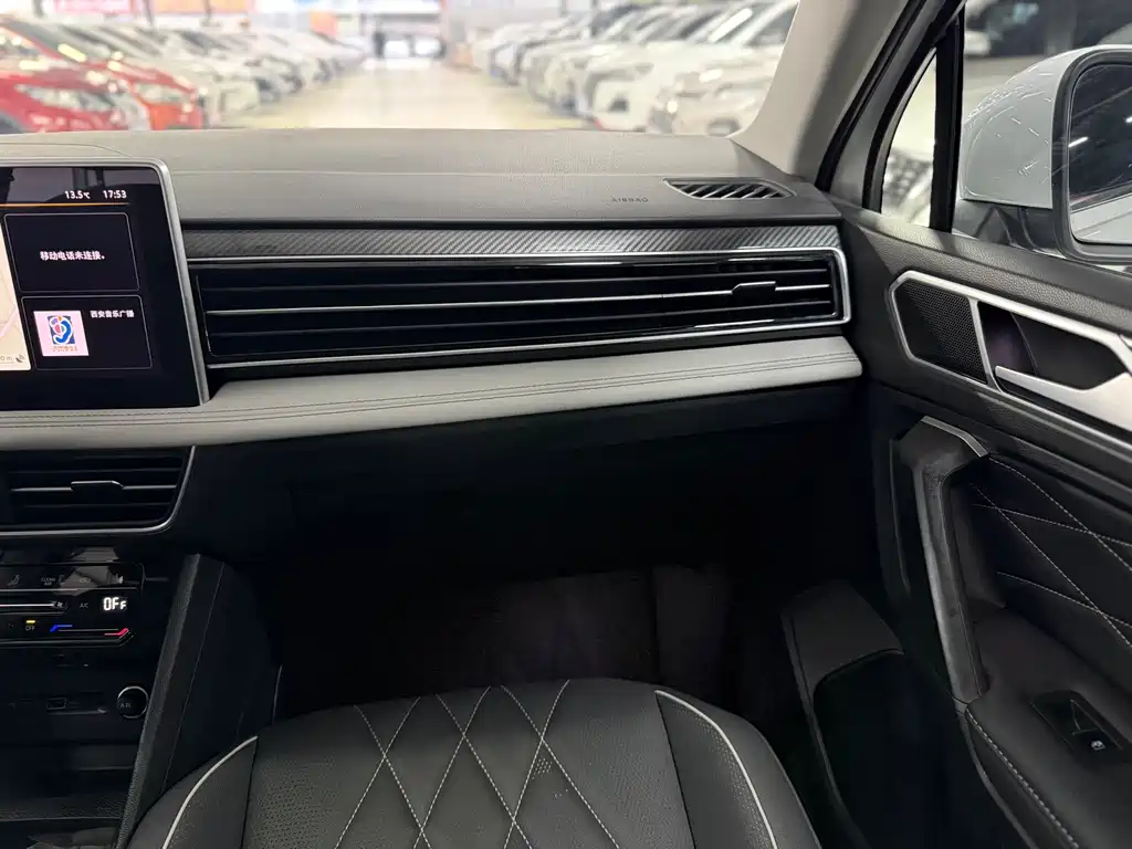 Volkswagen Tiguan L 2023 — фото 11