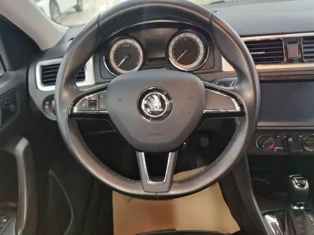 Skoda Rapid Spaceback 2018 — фото 11