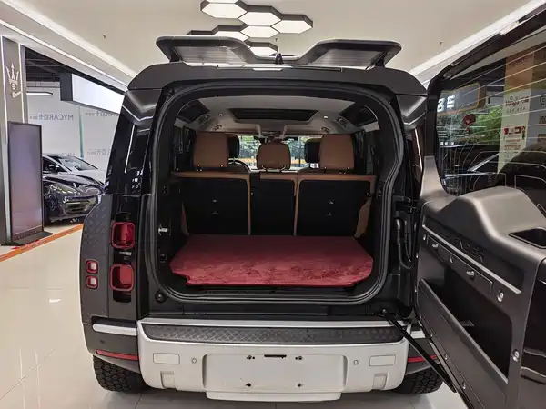 Land Rover Defender 2023