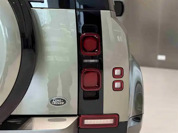 Land Rover Defender 2023
