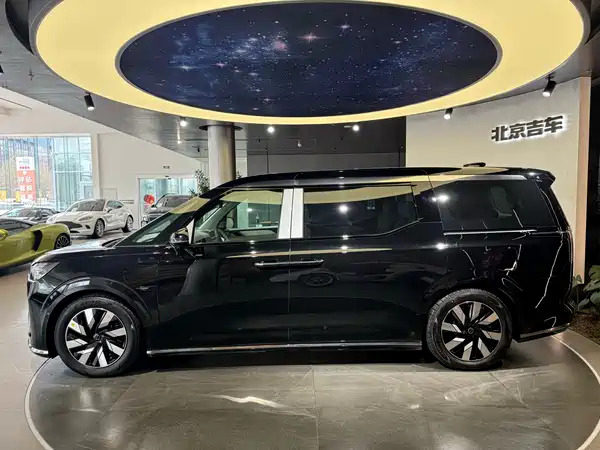 Volvo EM90 2025
