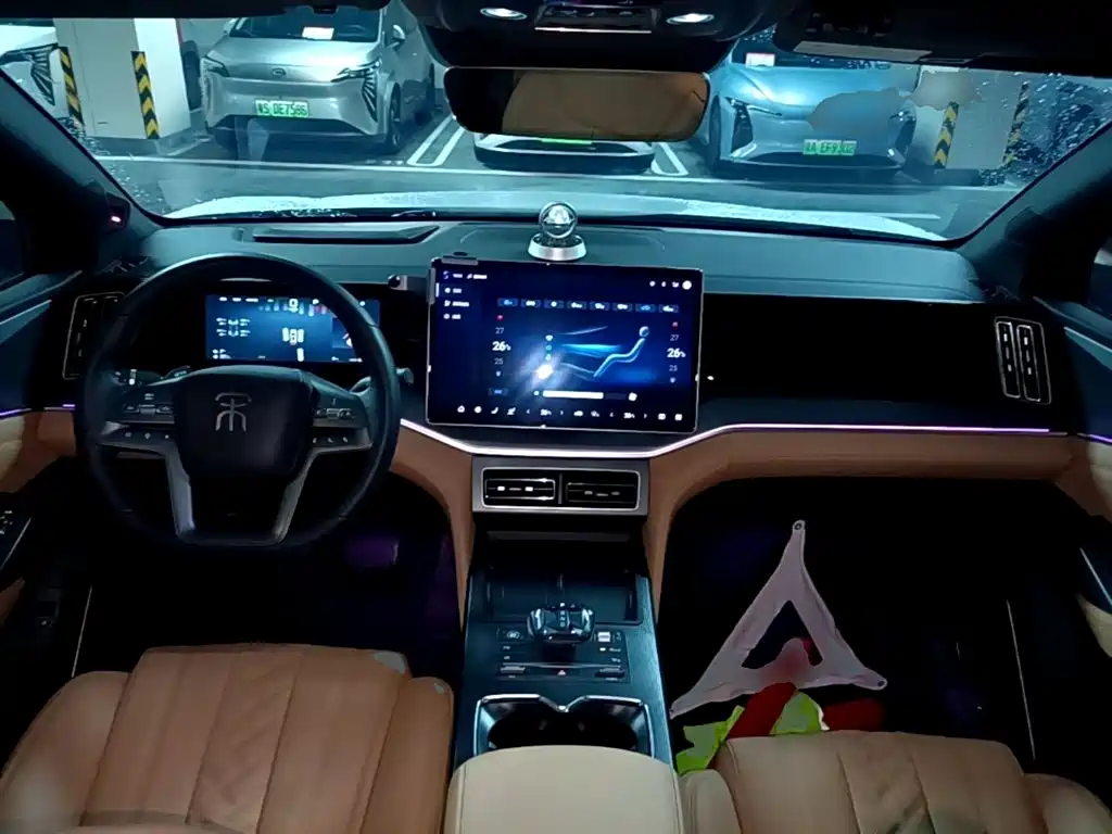 BYD L DM-i 2025 — фото 10