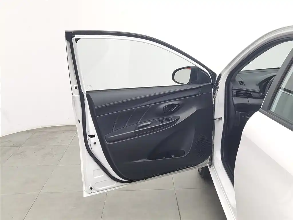 Toyota Yaris L 2020 — фото 8