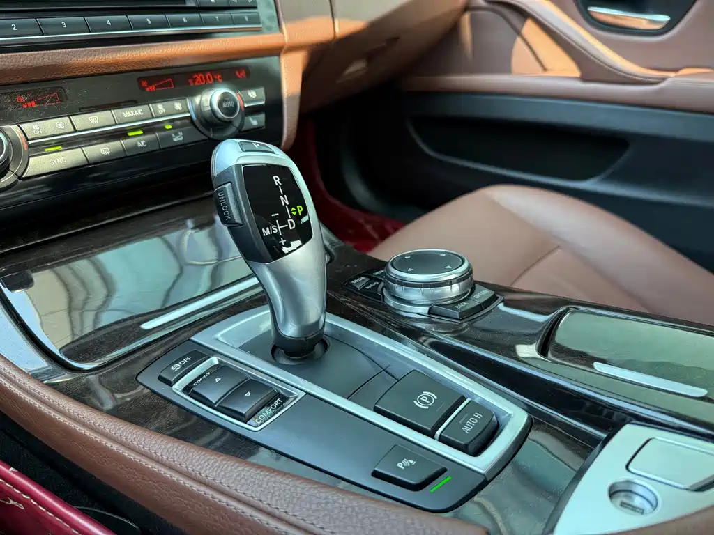BMW 5 Series 2017 — фото 13