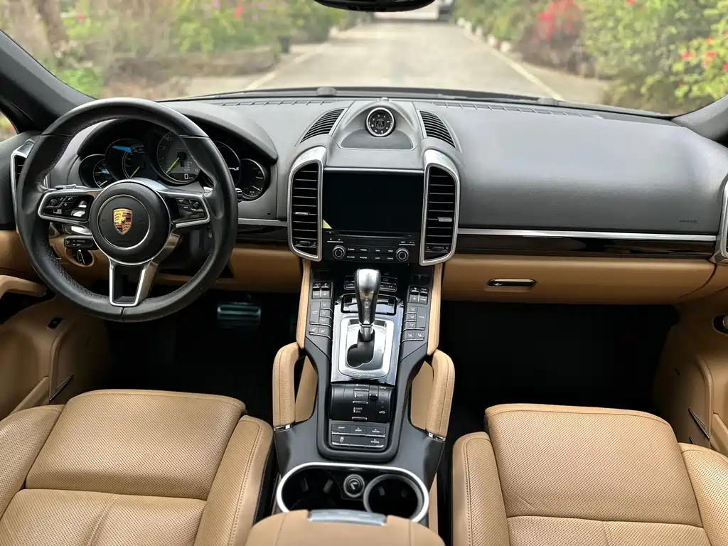 Porsche Cayenne Hybrid 2018 — фото 6