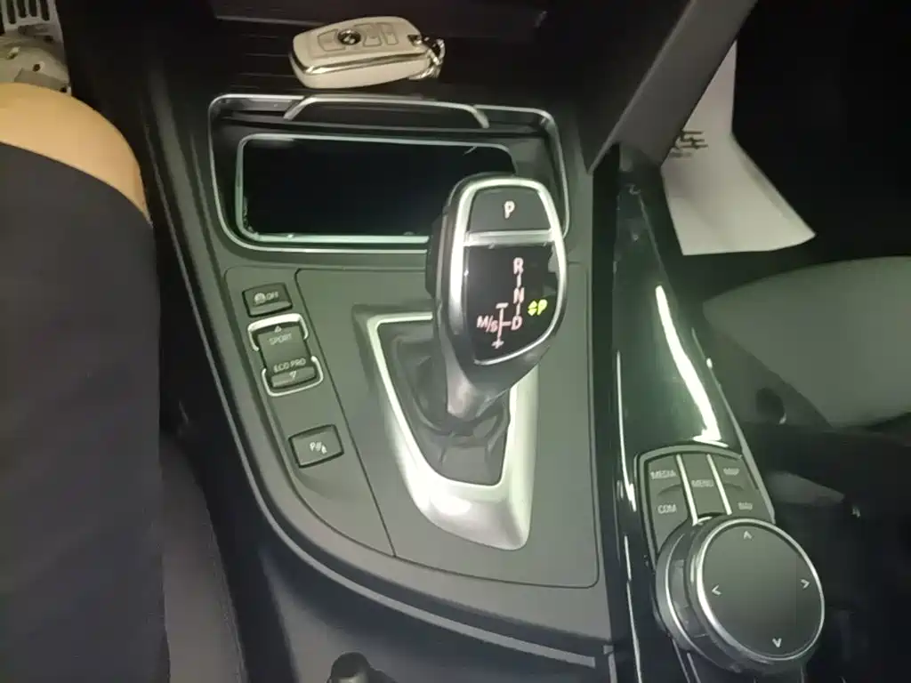 BMW 3 Series 2018 — фото 14