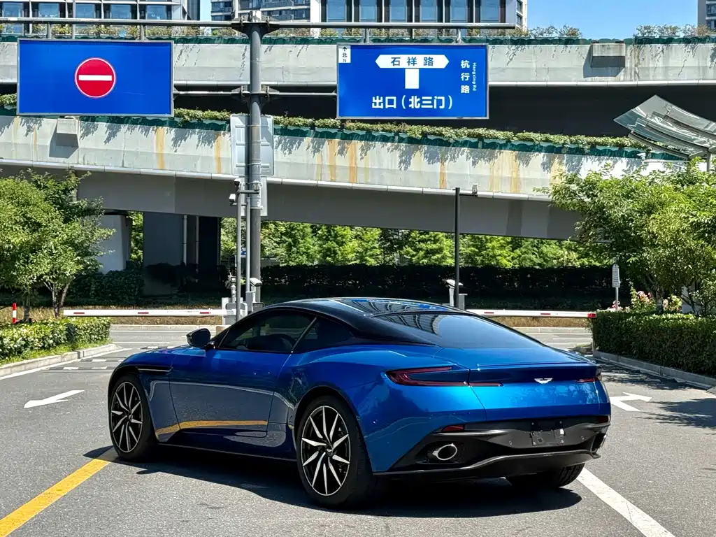 Aston Martin DB11 2024 — фото 9