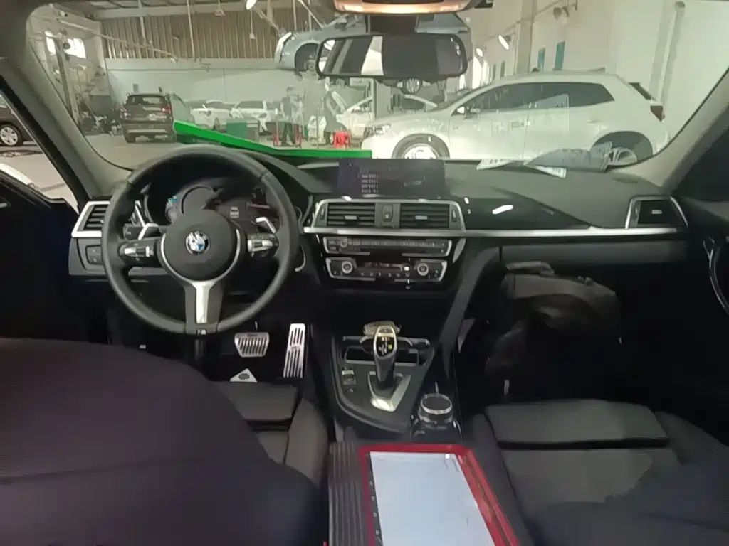 BMW 3 Series 2018 — фото 10