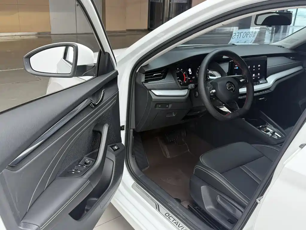 Skoda Octavia 2023 — фото 11