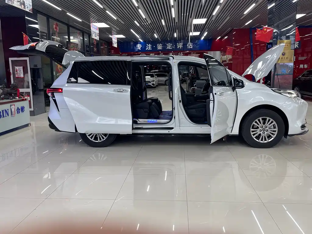 Toyota Sienna 2022 — фото 25