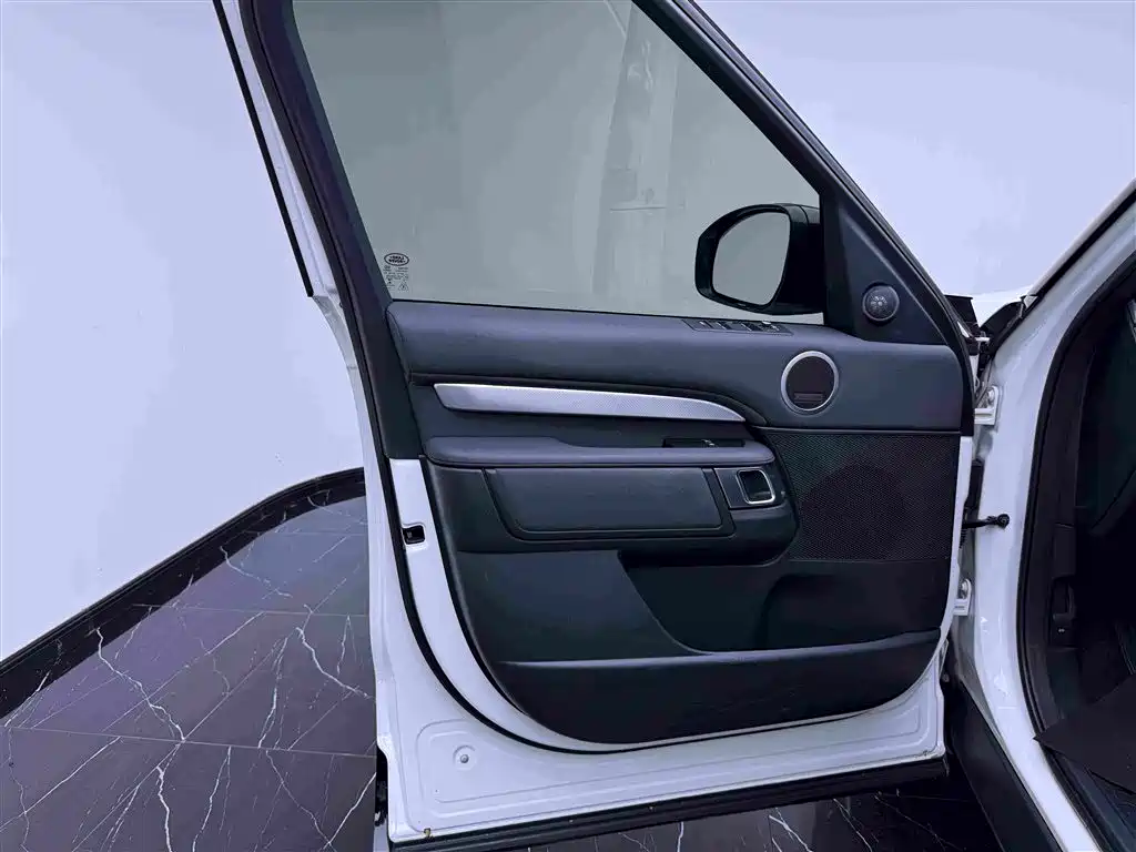 Land Rover Discovery 2020 — фото 17