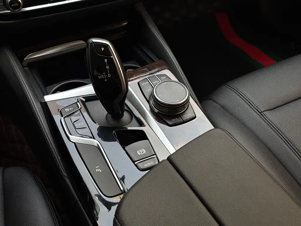 BMW 5 Series 2019 — фото 11