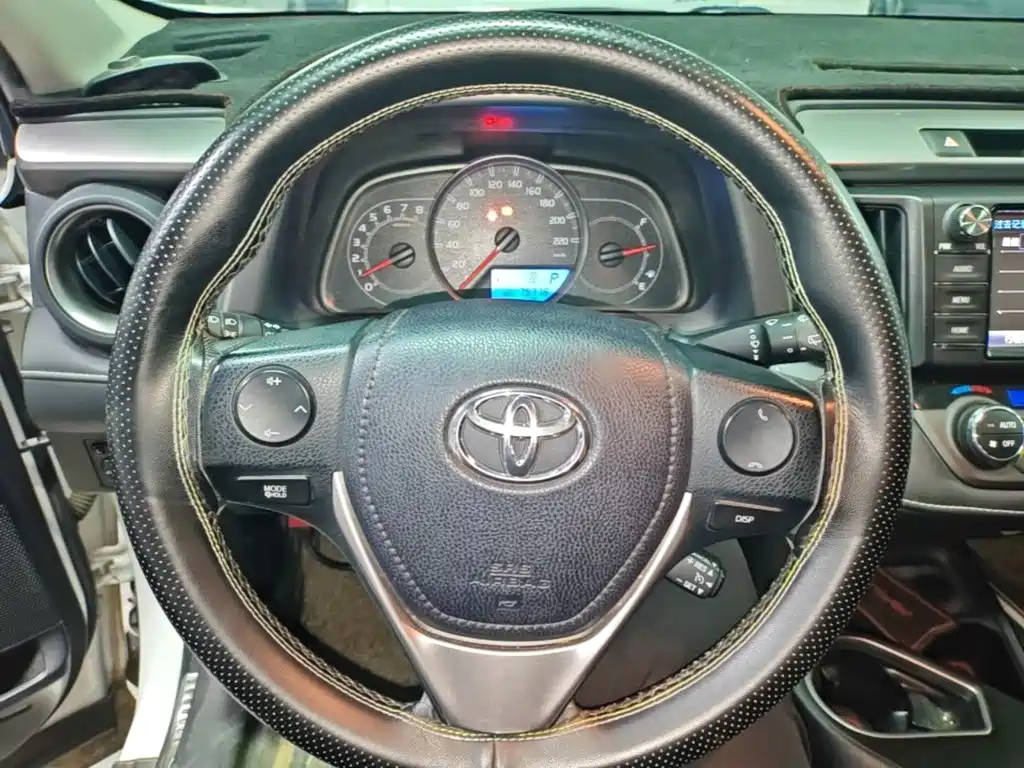 Toyota RAV4 2018 — фото 11